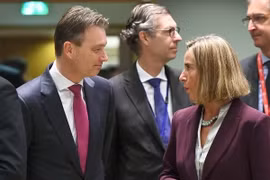 Ngoại trưởng Hà Lan Halbe Zijlstra (trái) và Đại diện cấp cao về chính sách đối ngoại của EU Federica Mogherini (phải) tại cuộc họp ở Brussels ngày 13/11. (Nguồn: AFP/TTXVN)