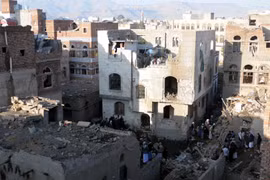 Hiện trường một vụ không kích do liên quân Arab tiến hành ở Sanaa, Yemen ngày 11/11. (Nguồn: THX/TTXVN)
