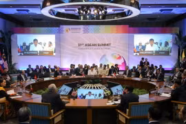 Thủ tướng Nguyễn Xuân Phúc (thứ 4, theo chiều kim đồng hồ) và lãnh đạo các nước ASEAN tại Lễ khai mạc Hội nghị cấp cao ASEAN ở Manila ngày 13/11. (Nguồn: AFP/TTXVN)
