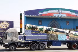 Tên lửa đạn đạo S-300 do Nga sản xuất được trưng bày tại lễ duyệt binh ở Tehran ngày 22/9. (AFP/ TTXVN)
