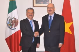 Đại sứ Nguyễn Hoài Dương và Thứ trưởng Ngoại giao Mexico Carlos de Icaza. (Ảnh: Việt Hùng/Vietnam+)
