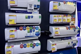 Nhiều mẫu mã điều hòa tại các siêu thị điện máy đang có mức ưu đãi giảm giá sâu. (Ảnh: Việt Anh/Vietnam+)