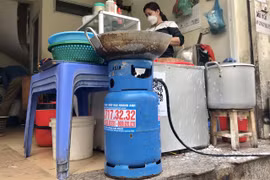 Giá xăng 'nhảy múa' trong những ngày qua đã ảnh hưởng không nhỏ đến đời sống sinh hoạt của người tiêu dùng trên địa bàn thành phố Hà Nội. (Ảnh: Việt Anh/Vietnam+)
