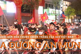 Người dân Thủ đô từ khắp mọi nơi đổ về khu vực trung tâm ăn mừng chiến thắng của U23 Việt Nam. (Ảnh: Hoàng Hiếu/TTXVN)