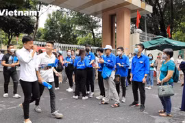 [Video] Lực lượng chức năng hết mình hỗ trợ thí sinh tốt nghiệp THPT