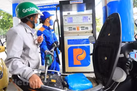 Nhằm tiết kiệm nhiên liệu một cách tối đa, nhiều tài xế công nghệ đã chia sẻ những bí quyết khi điều khiển xe. (Ảnh: Hoài Nam/Vietnam+)