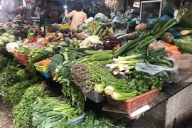 Rau xanh tiếp tục 'tăng nhiệt' khiến người tiêu dùng Thủ đô thêm gánh nặng chi tiêu. (Ảnh: Việt Anh/Vietnam+)