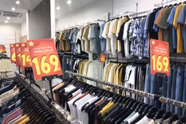 Các cửa hàng thời trang tại Hà Nội ‘‘đua’’ khuyến mãi để chào mừng dịp nghỉ lễ 30/4 và 1/5. (Ảnh: Việt Anh/Vietnam+)