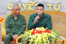 Nhạc sỹ Trương Quý Hải và tân binh Dương Công Minh giao lưu, chia sẻ cùng chương trình. (Ảnh: Hoài Nam/Vietnam+)