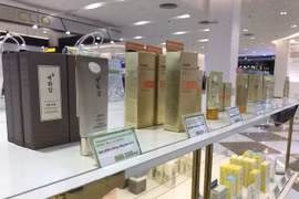 Các sản phẩm kem chống nắng, nước dưỡng ẩm... được xem như "vị cứu tinh" của chị em phụ nữ trong mùa Hè nắng gắt. (Ảnh: Việt Anh/Vietnam+)