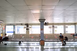 Khu vực ghế chờ tại phòng vé chỉ có một vài người, các quầy bán vé ngao ngán đợi khách hàng. (Ảnh: Hoài Nam/Vietnam+)