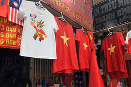 Nhiều cửa hàng quà lưu niệm tại Hà Nội đã bắt đầu bày bán các mặt hàng, sản phẩm có liên quan đến SEA Games 31. (Ảnh: Việt Anh/Vietnam+)