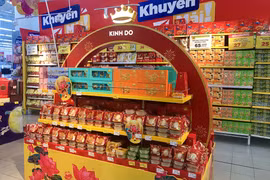 Những thương hiệu bánh Trung Thu nổi tiếng như Kinh Đô, Hữu Nghị... đang được áp dụng chương trình giảm giá tại các siêu thị lớn. (Ảnh: Việt Anh/Vietnam+)