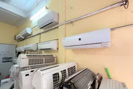 Thời tiết nắng nóng khiến nhu cầu bảo dưỡng và sửa chữa điều hòa của người tiêu dùng tăng cao. (Ảnh: M.H/Vietnam+)