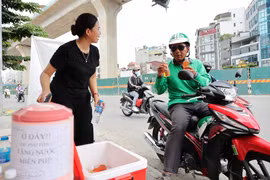 'Cây ATM nước mát' miễn phí giữa ngày hè oi bức ở Thủ đô Hà Nội