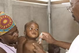 Tiêm vắcxin RTS,S cho trẻ em châu Phi. (Nguồn: isglobal.org)