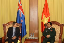 Bộ trưởng Bộ Quốc phòng Phùng Quang Thanh tiếp Phó Tổng Thư ký Quốc phòng New Zealand Tony Lynch. (Ảnh: Khổng Minh Khánh - Thông tấn quân sự/TTXVN)