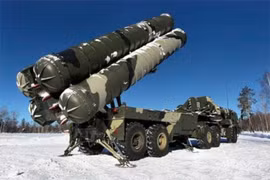 Hệ thống tên lửa phòng không thế hệ mới S-400 của Nga. (Nguồn: AP)