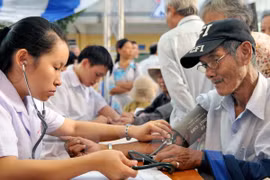Các bác sỹ trẻ tham gia chương trình "Hành trình vì sức khỏe người cao tuổi năm 2014.” (Ảnh: An Hiếu/TTXVN) 