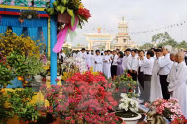 Các đại biểu tham quan gian triển lãm hoa kiểng của Hội thánh Cao Đài Tây Ninh. (Ảnh: Lê Đức Hoảnh/TTXVN)