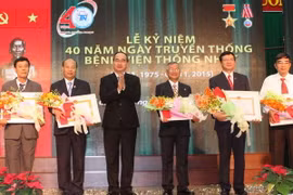 Chủ tịch Mặt trận Tổ quốc Việt Nam Nguyễn Thiện Nhân đã trao Huân chương Lao động hạng Ba cho Bệnh viện Thống Nhất và ba cá nhân. (Ảnh: Thanh Vũ/Vietnam+) 