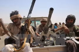 Các tay súng bộ lạc ủng hộ Chính phủ Yemen. (Nguồn: AFP/TTXVN)
