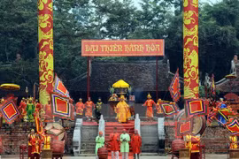 Biểu diễn nghệ thuật tái hiện cảnh Vua Lê đánh thắng giặc ngoại xâm. (Ảnh: Minh Đức/TTXVN)