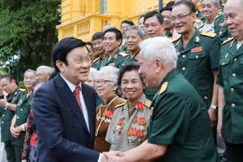 Chủ tịch nước Trương Tấn Sang với các cựu chiến binh. (Ảnh: Nguyễn Khang/TTXVN) 