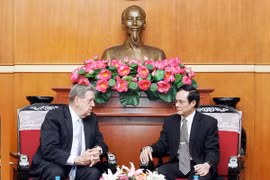 Phó Chủ tịch Ủy ban Mặt trận Tổ quốc Việt Nam Lê Bá Trình tiếp ông Jeffrey R.Holland. (Ảnh: Nguyễn Dân/TTXVN) 