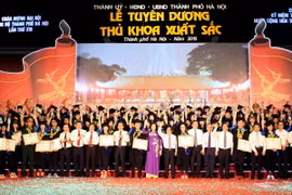 Các thủ khoa xuất sắc tốt nghiệp các trường Đại học, Học viện chụp ảnh chung với các đại biểu. (Ảnh: Phạm Kiên/TTXVN) 