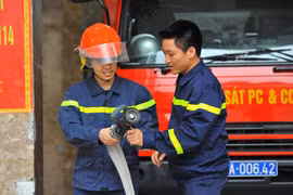 Trung úy Vũ Ngọc Hoàng (phải) hướng dẫn nghiệp vụ cho chiến sỹ mới tại đơn vị. (Ảnh: Minh Đức/TTXVN)