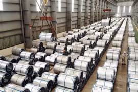 Dây chuyền sản xuất tại công ty Tôn Hòa Phát (Khu công nghiệp Phố nối B, huyện Văn Lâm, Hưng Yên). (Ảnh: Phạm Kiên/TTXVN)