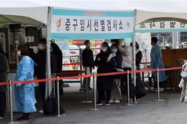 Một điểm lấy mẫu xét nghiệm COVID-19 tại Seoul, Hàn Quốc ngày 7/3/2021. (Ảnh: Yonhap/TTXVN)