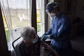 Nhân viên y tế tiêm vaccine ngừa COVID-19 cho người dân tại Dronero, Italy ngày 13/3/2021. (Ảnh: AFP/TTXVN)