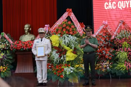 Đại tá Lê Vinh Quy nhận quyết định làm Giám đốc Công an tỉnh Đắk Lắk. (Nguồn: nld.com.vn)