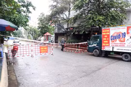 Khách sạn Paris ở số 2/8A Lê Hồng Phong, phường Đằng Giang, Quận Ngô Quyền, nơi có người mắc COVID-19 lưu trú, được phong tỏa chặt chẽ. (Ảnh: Hoàng Ngọc/TTXVN)