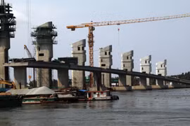Hệ thống thủy lợi Cái Lớn đang được đẩy nhanh tiến độ thi công. (Ảnh: Lê Sen/TTXVN)