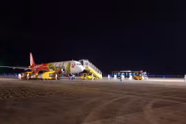 Máy bay chở hành khách Việt Nam xuất phát từ Nhật Bản hạ cánh xuống sân bay quốc tế Vân Đồn. (Ảnh: TTXVN phát)