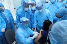Tiêm vaccine phòng COVID-19 của AstraZeneca đợt đầu tiên cho các cán bộ y tế Hải Dương. (Ảnh: Minh Quyết/TTXVN)