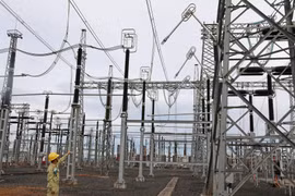 Vận hành lưới điện truyền tải tại trạm biến áp 500kV Đak Nông. (Ảnh: Ngọc Hà/TTXVN)