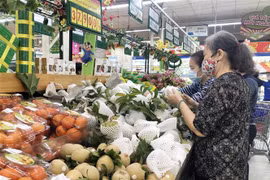 Người dân mua sắm tại hệ thống bán lẻ Saigon Co.op. (Ảnh: Mỹ Phương/TTXVN)