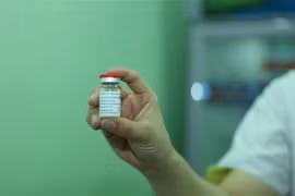 Vaccine AstraZeneca phòng COVID-19 được tiêm cho nhân viên y tế tuyến đầu chống dịch của Bệnh viện Bệnh nhiệt đới tỉnh Khánh Hòa. (Ảnh: Phan Sáu/TTXVN)