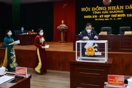 Các đại biểu HĐND tỉnh bỏ phiếu bầu bổ sung chức danh Phó Chủ tịch UBND tỉnh. (Nguồn: Haiduong.gov.vn)