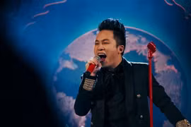 Tùng Dương trong liveshow 'Thập kỷ Hoan ca.' (Ảnh: HS)