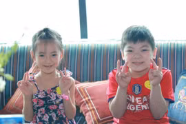 Hai bé Gia Hân và Quý Thiện được phẫu thuật hở hàm ếch thành công bởi chiến dịch 'Nụ cười từ trái tim.' (Ảnh: BTC)