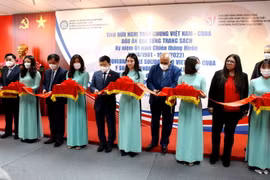 Ông Vũ Hải Hà, Ủy viên TW Đảng, Chủ tịch Hội Hữu nghị Việt Nam-Cuba, Đại sứ Cuba Orlando Hernández Guillén cùng các đại biểu cắt băng tại sự kiện trưng bày "Tình hữu nghị thủy chung Việt Nam-Cuba: Dấu ấn qua từng trang sách." (Nguồn: phunuvietnam.vn)