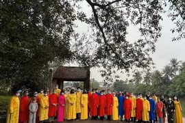 Các đại sứ, đại diện các cơ quan ngoại giao, tổ chức quốc tế tham quan Làng cổ Đường Lâm. (Ảnh: TTXVN phát)