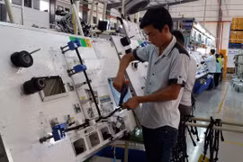 Sản xuất dây cáp điện tại Công ty Trách nhiệm hữu hạn Dongjin Global (100% vốn Hàn Quốc) tại Khu công nghiệp Đất Đỏ I, huyện Đất Đỏ, Bà Rịa-Vũng Tàu. (Ảnh: Hoàng Nhị/TTXVN)