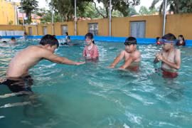 Hướng dẫn cho học sinh các động tác bơi tại trường Tiểu học Thanh Lâm, huyện Lục Nam, tỉnh Bắc Giang. (Ảnh: Danh Lam/TTXVN)