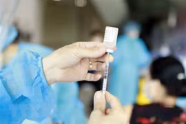 Chuẩn bị tiêm vaccine phòng dịch COVID-19 cho trẻ từ 5 đến dưới 12 tuổi. (Ảnh: Hoàng Hùng/TTXVN)